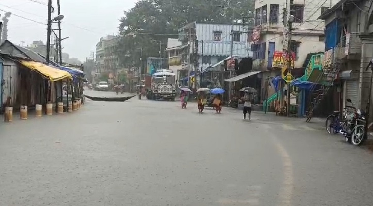 প্রাকৃতিক দুর্যোগের কারণে চরম দুশ্চিন্তায় ঘাটালের বাসিন্দারা