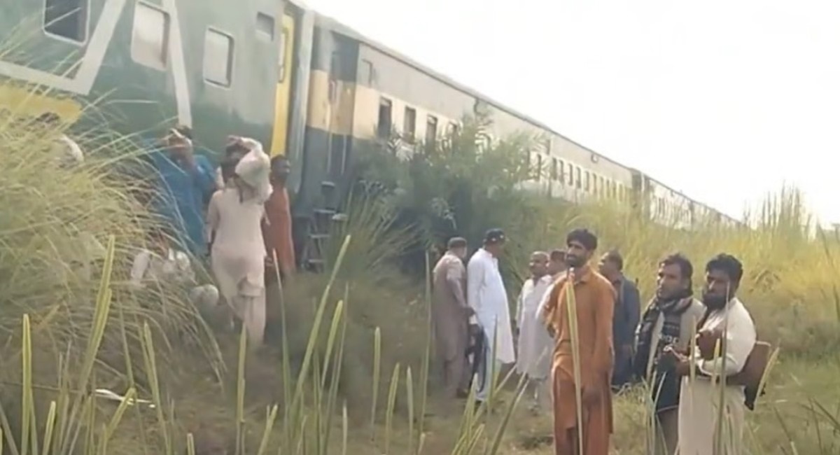 বালোচিস্তানের জাফার এক্সপ্রেসে ফের ভয়া*বহ হা*মলা, লাইনের কয়েকটি কামরা লাইনচ্যুত